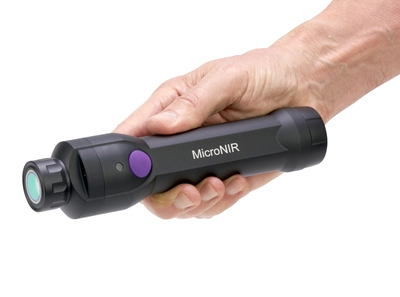 micronir-onsite-w-probe-hand.webp